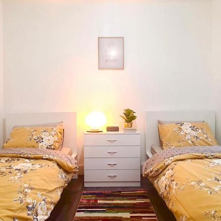 Deluxe Private Room In Manor Park Londres Exterior foto